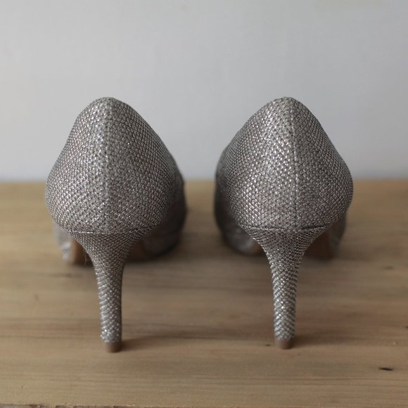 BANDOLINO B FLEXIBLE GOLD PUMPS - like new - Picture 5 of 7